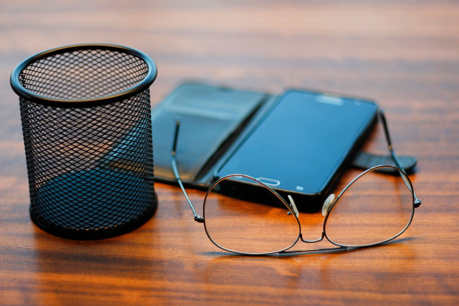 Smartphone posé sur une table