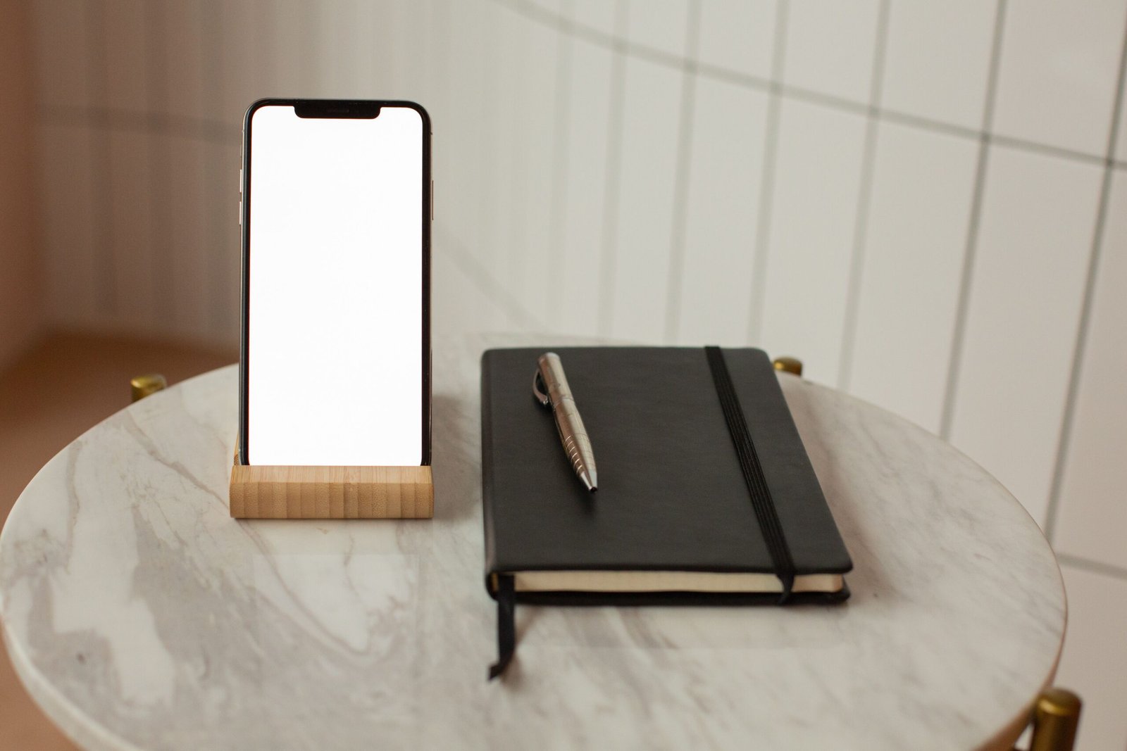 Smartphone et carnet pour préparer une visite découverte numérique