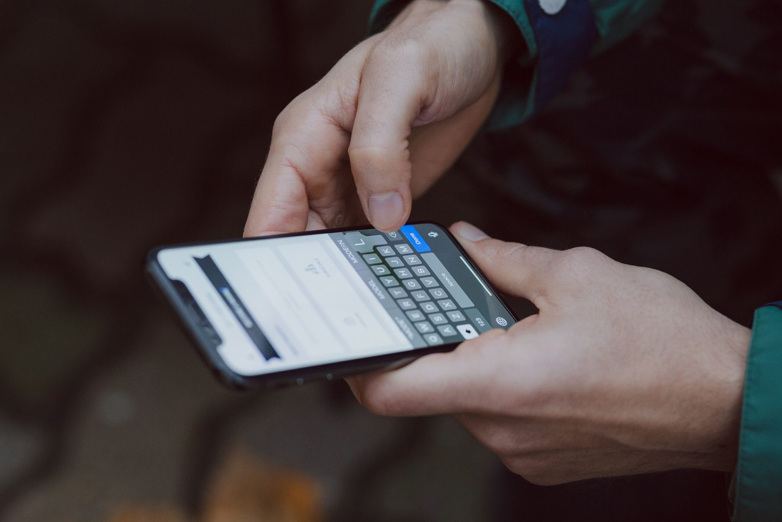 Téléphone et messages représentant les arnaques en ligne