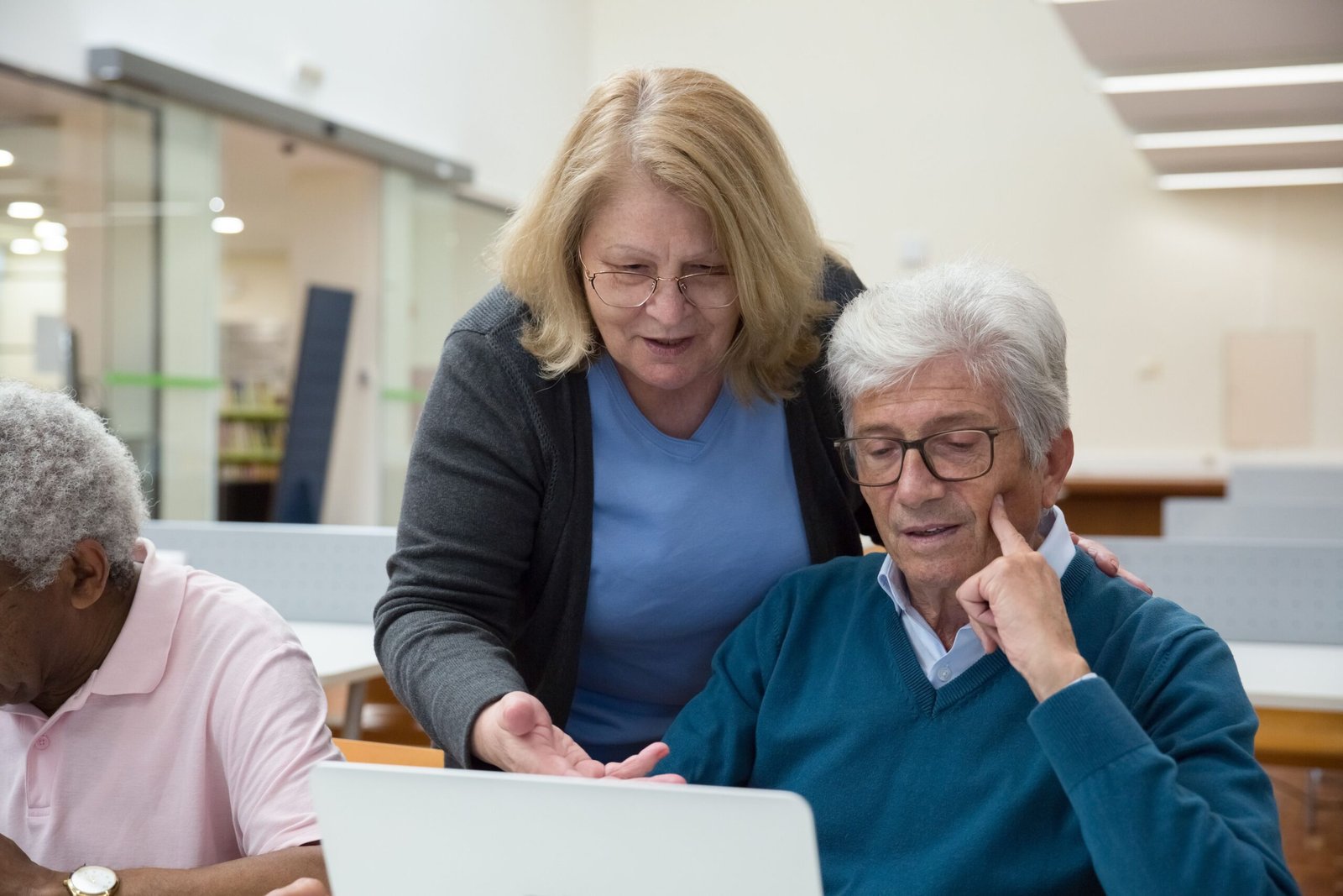 Personne utilisant un ordinateur pour un accompagnement numérique